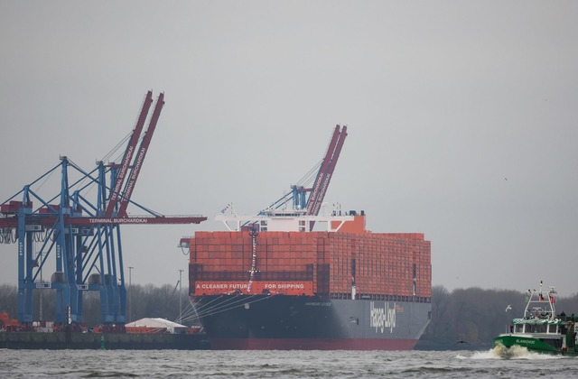 Die Hamburger Traditionsreederei Hapag...Milliarden Euro zusammen. (Archivbild)  | Foto: Christian Charisius/dpa