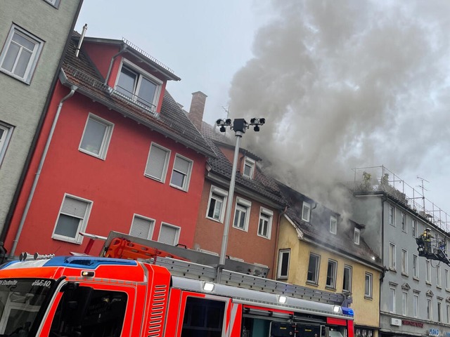 Einsatzkrfte der Feuerwehr lschen einen Brand in der Innenstadt von Esslingen.  | Foto: David Nau (dpa)