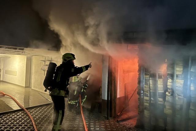 Feuerwehr lscht Brand in einer Werkstatt in Orschweier