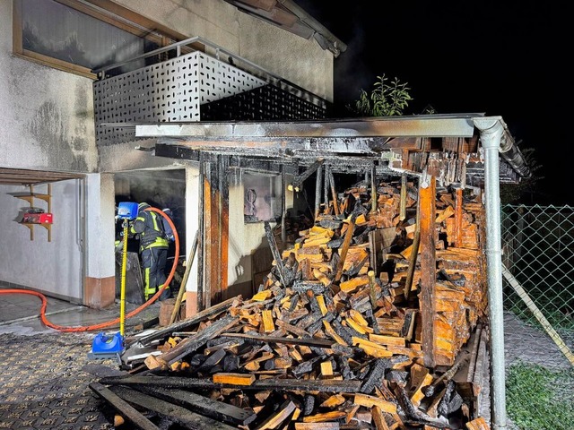 Das Feuer hatte auch auf einen Holzstapel neben dem Haus bergegriffen.  | Foto: Feuerwehr Mahlberg