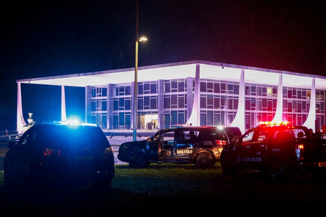 Sicherheitskr&auml;fte riegeln nach de...ten Gerichtshof in Bras&iacute;lia ab.  | Foto: Bruno Peres/Agencia Brazil/dpa