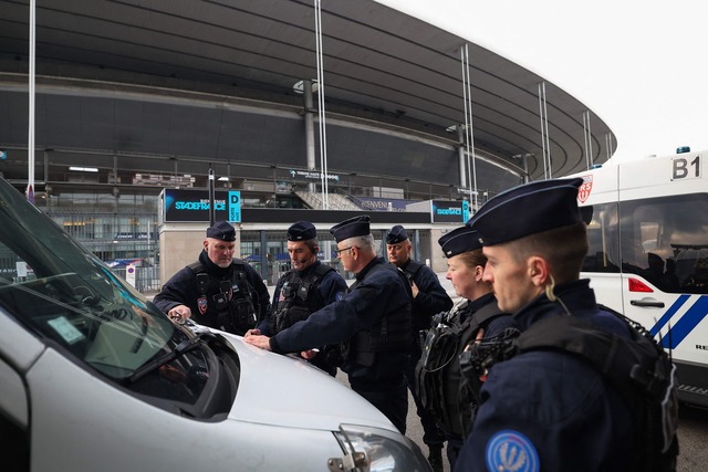 4.000 Polizisten sollen das Spiel in Paris sichern.  | Foto: Franck Fife/AFP/dpa