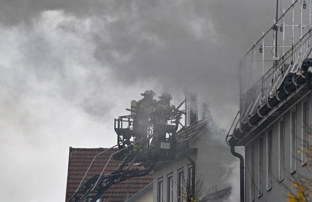 Gegen den Brand in Esslingen k&auml;mpfen knapp 100 Feuerwehrleute.  | Foto: Bernd Wei&szlig;brod/dpa