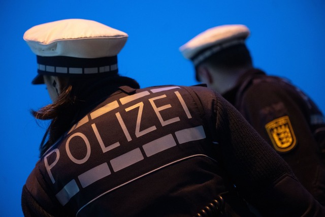 Ein 33-J&auml;hriger ist laut Polizei ...en und verletzt worden. (Illustration)  | Foto: Marijan Murat/dpa