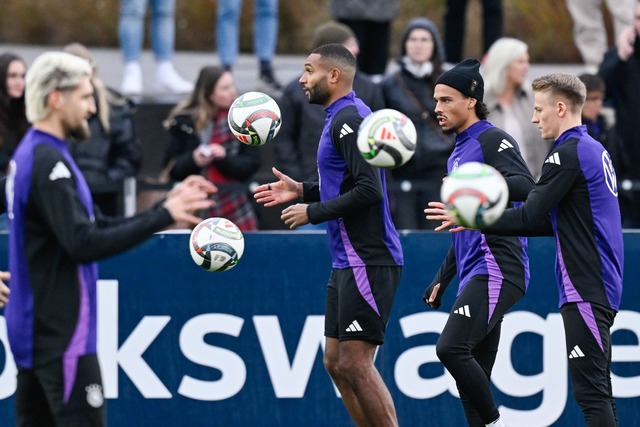 Jonathan Tah (m.) hat sich zu einem F&uuml;hrungsspieler im DFB-Team entwickelt.  | Foto: Uwe Anspach/dpa