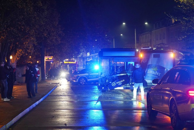 Bei dem Unfall mit drei Bussen wurde ein Fahrer schwer verletzt.  | Foto: Andreas Rosar/dpa