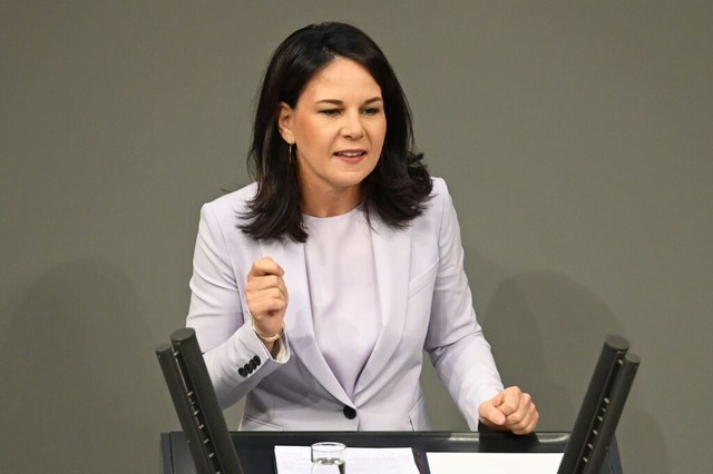 Auenministerin Baerbock lehnt das Aus...des politischen Dialogs mit Israel ab.  | Foto: Anna Ross (dpa)