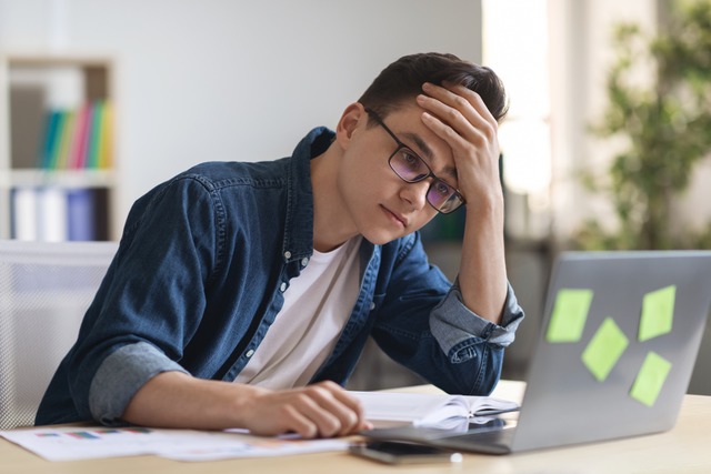 Viele Berufsttige stehen hufig unter...1; zu hufig. Das hat negative Folgen.  | Foto: Prostock-studio (Stock.Adobe)