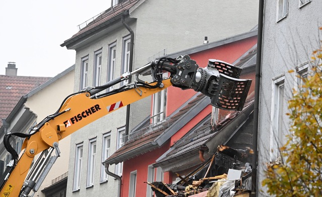 Die Feuerwehr verhinderte, dass das Fe...uf Nachbargeb&auml;ude &uuml;bergriff.  | Foto: Bernd Wei&szlig;brod/dpa