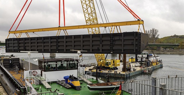 Der Tauchtunnel wurde am ersten Segment des Kulturwehrs in Breisach montiert.   | Foto: Hubert Gemmert