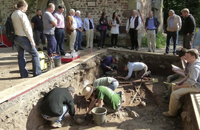 Rckblick auf 2011: Studierende der Ar...vor dem Eingang der St.Severins-Ruine.  | Foto: Dieter Geuenich