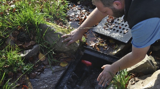 Steffen Beha von der Weidegenossenscha... Wasser fr die neuen Trnken liefert.  | Foto: Joachim Mller-Bremberger