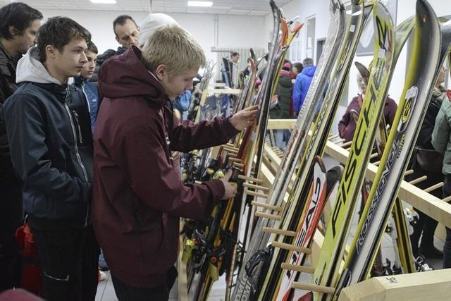 Skier, Snowboards und Schnppchen