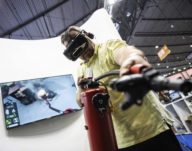 Die Basler Polizei soll bald mit Virtual Reality geschult werden.  | Foto: Nico Herzog (dpa)