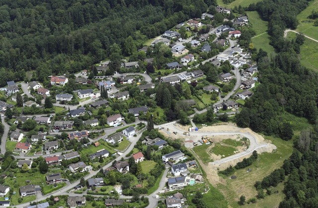 Rechts unten im Bild ist das Baugebiet...hen. Die Strae ist inzwischen fertig.  | Foto: Erich Meyer