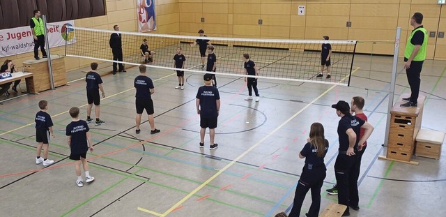 Bei Indiaca wird das Spielfeld wie bei Volleyball durch ein Netz getrennt.  | Foto: Reinhard Herbrig