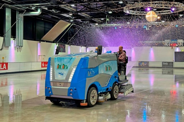 Eismeister Sven Spies prpariert die 1...meter groe Eislaufflche in Offenburg  | Foto: Helmut Seller