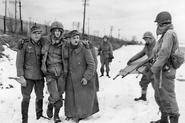 In vier Monaten starben im Elsass zirk...im Sttzen eines verwundeten Soldaten.  | Foto: U.S. National Archives / Warfare History Network