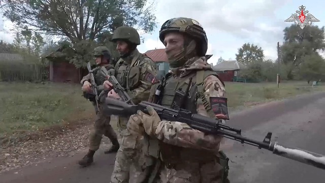 Russische Soldaten in einem Dorf im Gr...ister nun einr&auml;umte. (Archivbild)  | Foto: Uncredited/Rusian Defense Ministry Press Service via AP/dpa