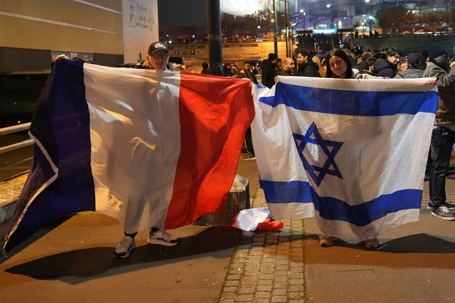 Vor dem Spiel gab es angesichts der An... Amsterdam Sorgen vor Ausschreitungen.  | Foto: Aurelien Morissard/AP