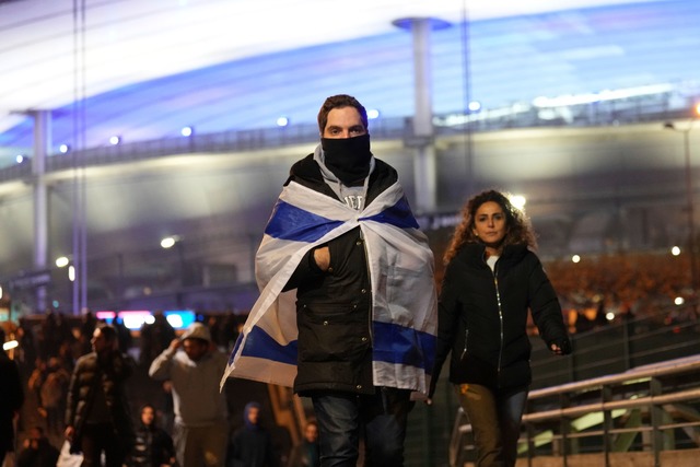 Israel-Fans reisten einem Bericht zufo...t eigenen Bussen und Polizeigeleit ab.  | Foto: Aurelien Morissard/AP/dpa