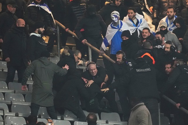 In der ersten Halbzeit kam es zu Rangeleien im Stadion.  | Foto: Thibault Camus/AP