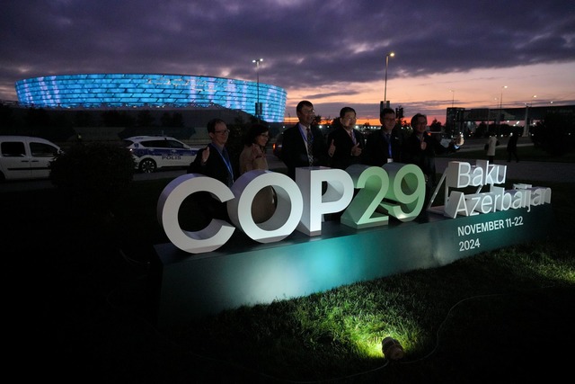 Auch viele Lobbyisten sind angereist zur COP29 in Baku.  | Foto: Peter Dejong/AP/dpa