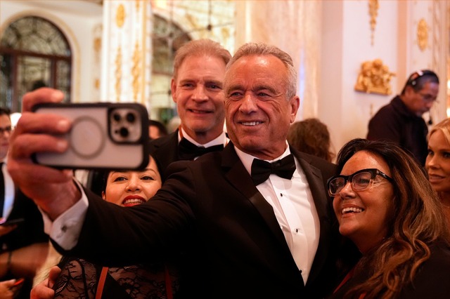 Mit dabei war Robert F. Kennedy Jr., der Trumps Gesundheitsminister werden soll.  | Foto: Alex Brandon/AP/dpa