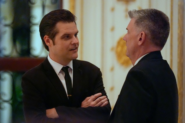 Auch Trumps umstrittener Wunschkandida...zministerium, Matt Gaetz, feierte mit.  | Foto: Alex Brandon/AP