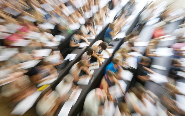 Weil sie millionenschwere K&uuml;rzung...g auf die Stra&szlig;e. (Illustration)  | Foto: Uwe Anspach/dpa