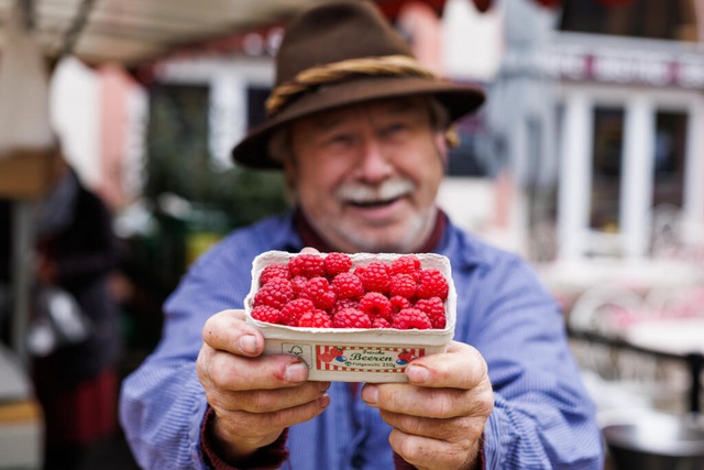 Obsthndler Walter Schwaab prsentiert...mit frischen Himbeeren aus der Region.  | Foto: Philipp von Ditfurth (dpa)