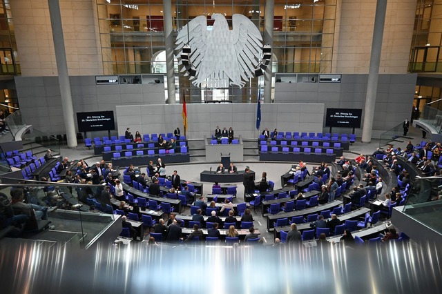 Der Bundestag streicht eine komplette ...keine Haushaltsberatungen stattfinden.  | Foto: Anna Ross/dpa