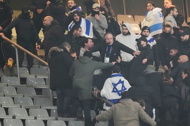 Auf der Trib&uuml;ne kam es kurzzeitig zu Ausschreitungen.  | Foto: Thibault Camus/AP