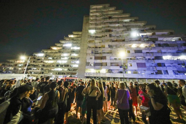 Menschen stehen versammelt vor der Vel...edlung im Stadtteil Scampia in Neapel.  | Foto: Salvatore Laporta/Kontrolab (dpa)