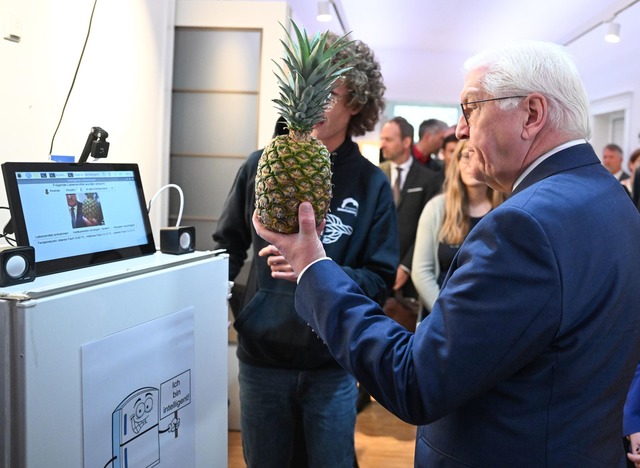 Bundespr&auml;sident Steinmeier besuch...ml;nstliche Intelligenz T&uuml;bingen.  | Foto: Bernd Wei&szlig;brod/dpa