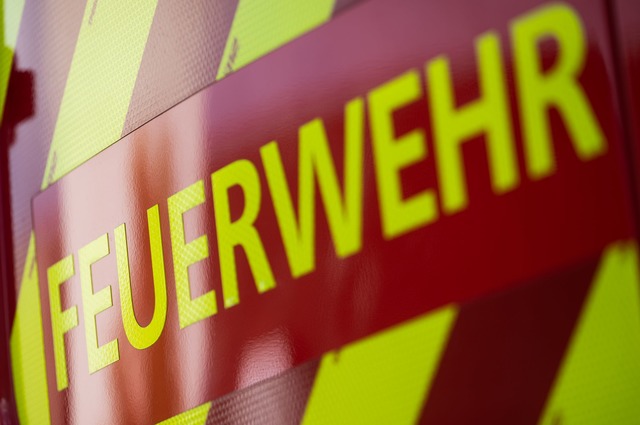 Bei einem Feuer in einem Hochhaus in G...ine Frau verletzt worden. (Symbolbild)  | Foto: Marijan Murat/dpa