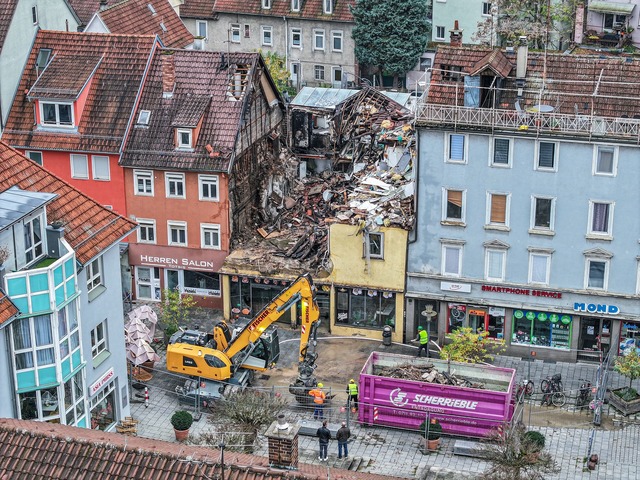 Die Brandruine in Esslingen.  | Foto: Jason Tschepljakow/dpa