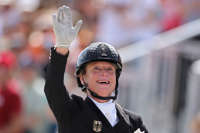 Isabell Werth gewinnt die erste Dressur beim Weltcup-Turnier in Stuttgart.  | Foto: Rolf Vennenbernd/dpa