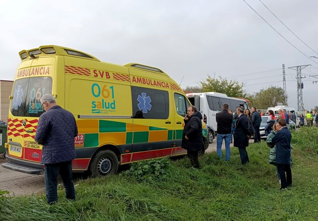 Zahlreiche Rettungskr&auml;fte waren im Einsatz.  | Foto: Ferran Mallol/AP