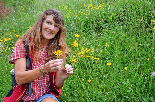 Ursel Lorenz wei, auch die streng ges...Kruter und Blumen in ihrem Buch vor.   | Foto: Gabriele Hennicke