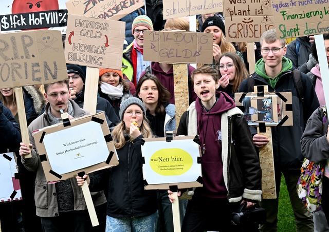 An Universit&auml;tsstandorten protest...n Kundgebung kamen sie nach Stuttgart.  | Foto: Franziska Kraufmann/dpa