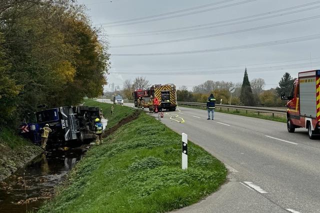 THW-Kran kracht in Heitersheimer Bach – Strae zum Gewerbepark gesperrt