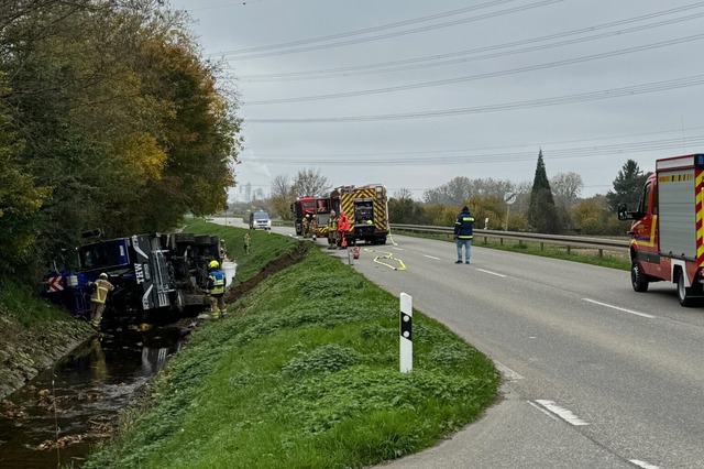 Eventuell wegen des Gegenverkehrs muss...chen. Von dort aus fiel er ins Wasser.  | Foto: Feuerwehr Heitersheim