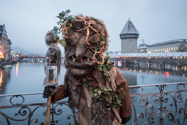 Die Fasnacht im Februar ist ein Anzieh...en im Sommer nach Luzern. (Archivbild)  | Foto: Urs Flueeler/KEYSTONE/dpa