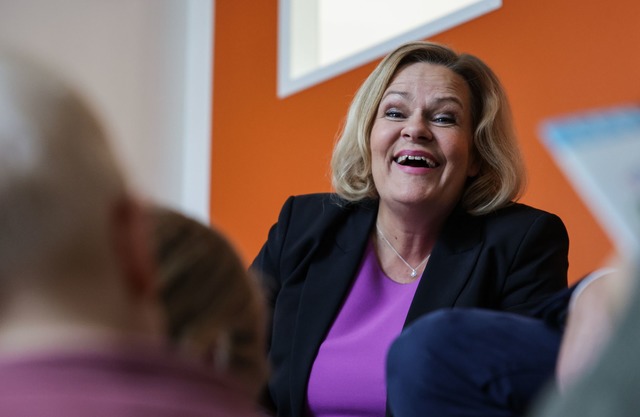 Bundesinnenministerin Nancy Faeser (SP...Vorlesetag in einer Berliner Kita vor.  | Foto: Hannes Albert/dpa