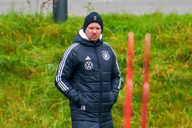 Bundestrainer Julian Nagelsmann verfolgt das Training  | Foto: Andreas Arnold (dpa)