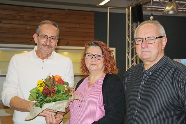 Nach 49 Jahren bei Maier Kchen in Bah...h einen Blumenstrau an Monika Zieba.   | Foto: Christiane Franz