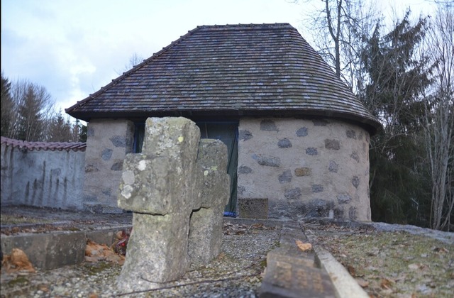 Ort des Innehaltens: die kleine Grberanlage mit der zierlichen  Kapelle.  | Foto: Sebastian Barthmes