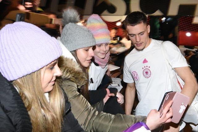 Fotos: Zahlreiche Fans empfangen die Nationalelf in Freiburg-Munzingen