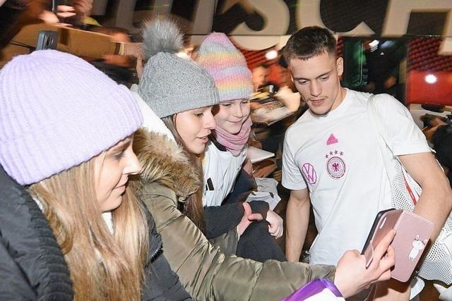 Zahlreiche Fans empfangen die Nationalelf in Freiburg-Munzingen